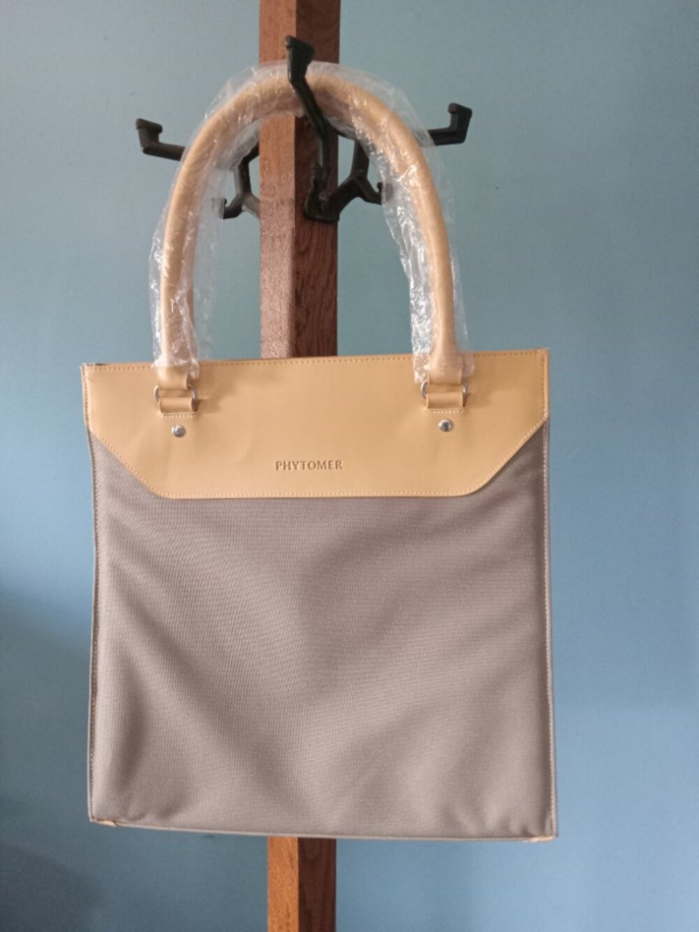 Brand new grey/beige Phytomer medium size purse with snap closure/pink liner